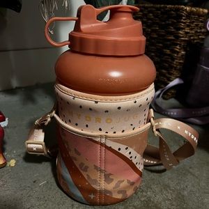 Rust color hydrojug and holly Gabrielle sleeve